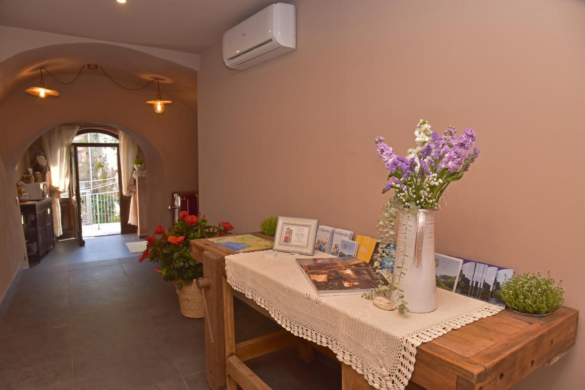Casa Vacanze Tra I Monti E San Martino Biassa Exterior photo